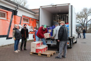 Tafel Blankenhain-Helfer beladen das Fahrzeug