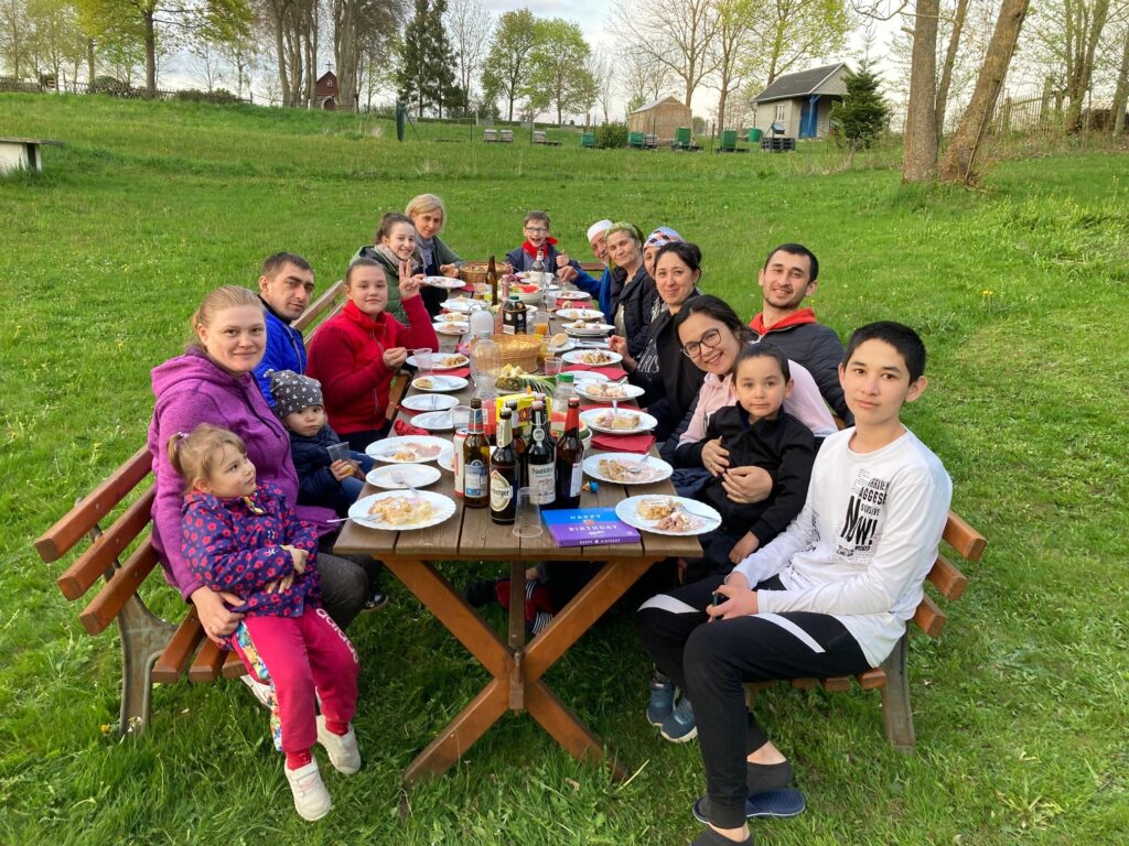 Freizeitzentrum Friesau viele Menschen an einer Tafel im Garten
