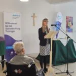 Auftaktveranstaltung des Thüringer Modellprojektes „Rehabilitativ orientierte Pflege und Prävention“ im Seniorenzentrum Emmaus in Saalburg-Ebersdorf, Saale-Orla-Kreis, Frau am Rednerpult