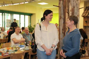 Eröffnungsfeier zum AGATHE-Projekt - zwei Damen im Gespräch