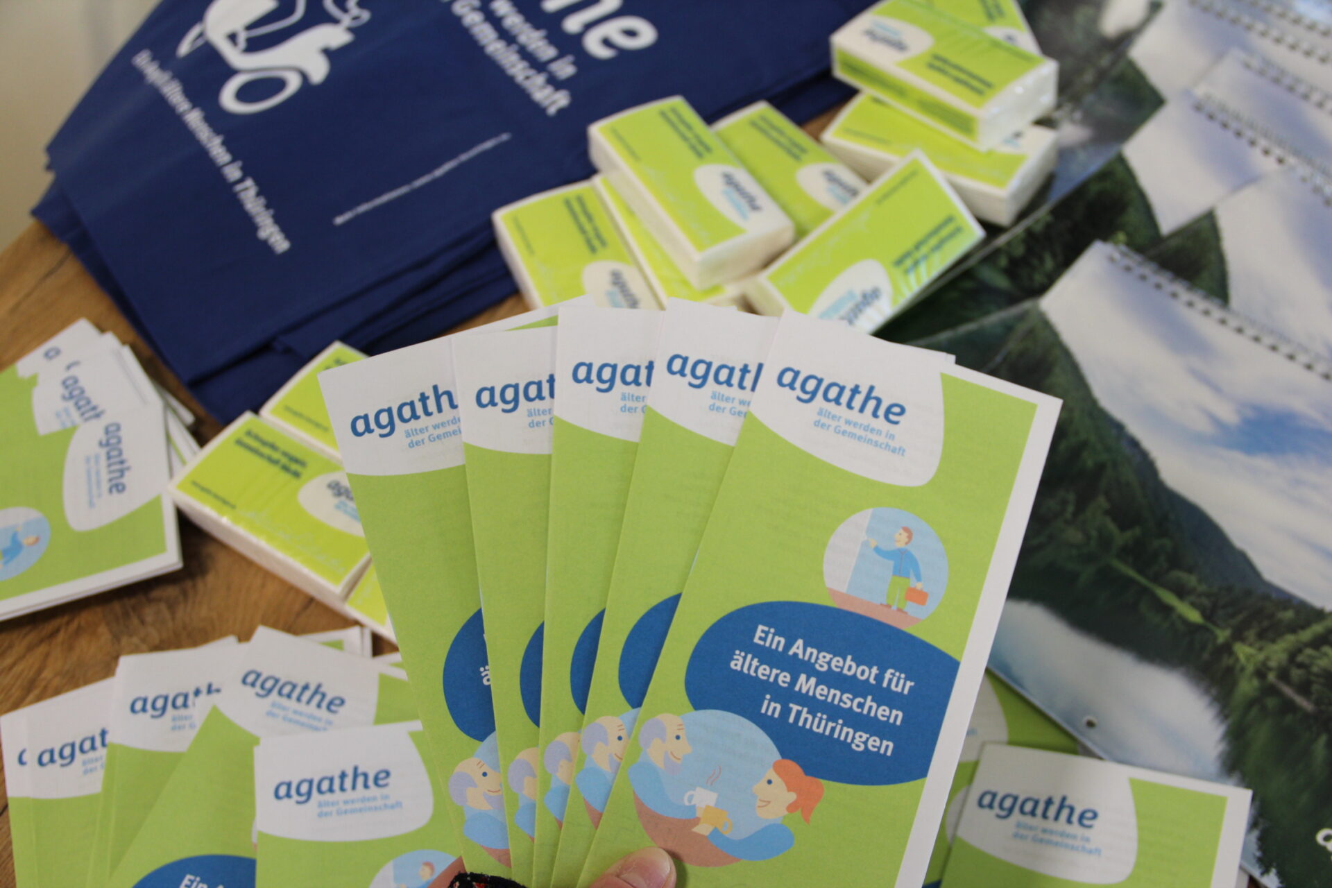 AGATHE-Werbematerial, Flyer, Taschentücher ausgebreitet auf einem Tisch
