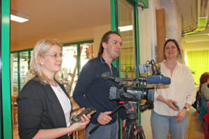 Eröffnungsfeier zum AGATHE-Projekt, Menschen mit Kamera und Handy beim fotografieren