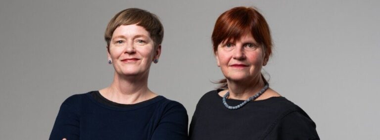 AGATHE Weimarer Land - Zwei Frauen in schwarzer Kleidung