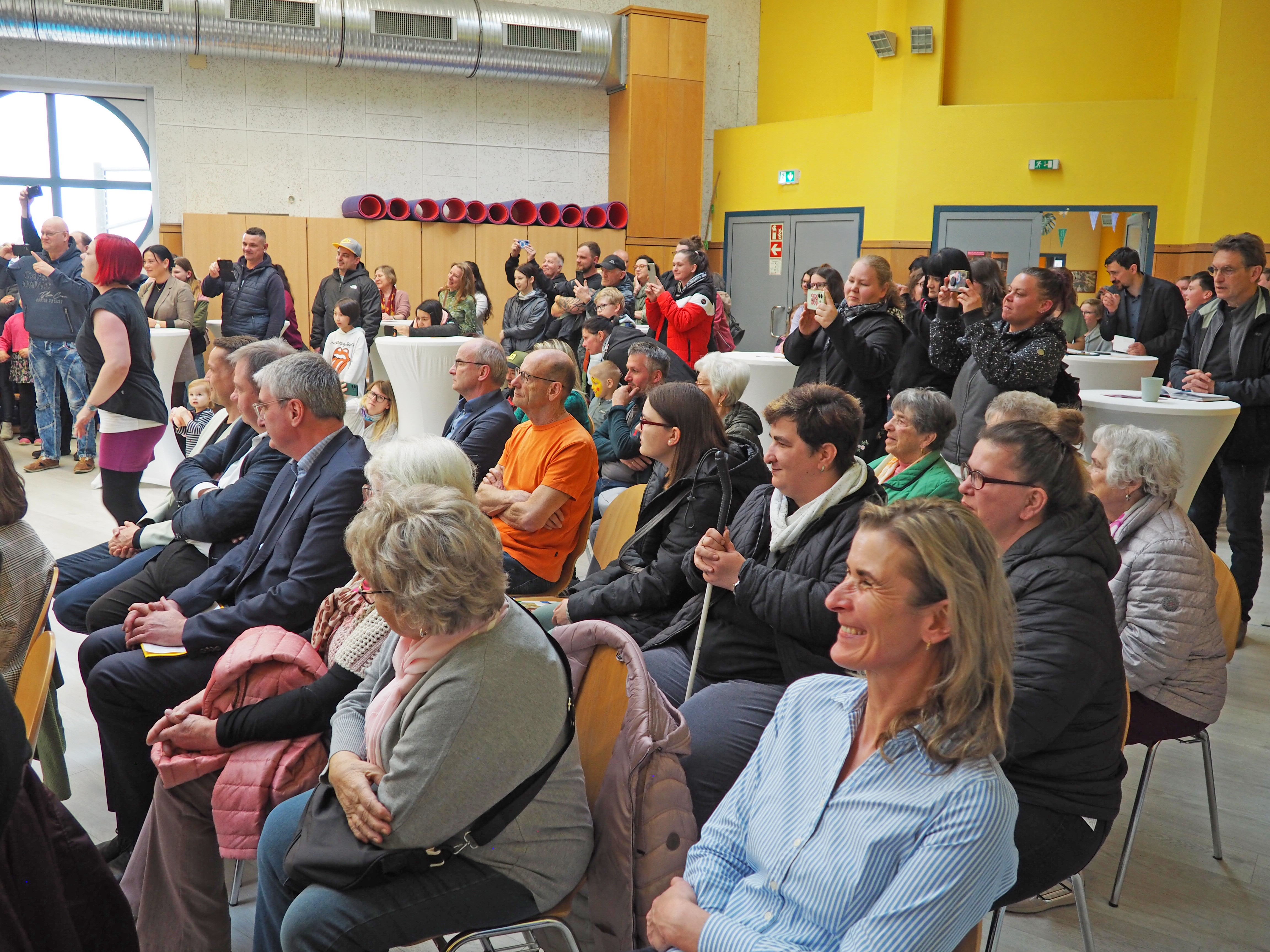 Frühlingsfest im Jugend- und Stadtteilzentrum Saalfeld, viele Menschen beim fröhlichen Austausch