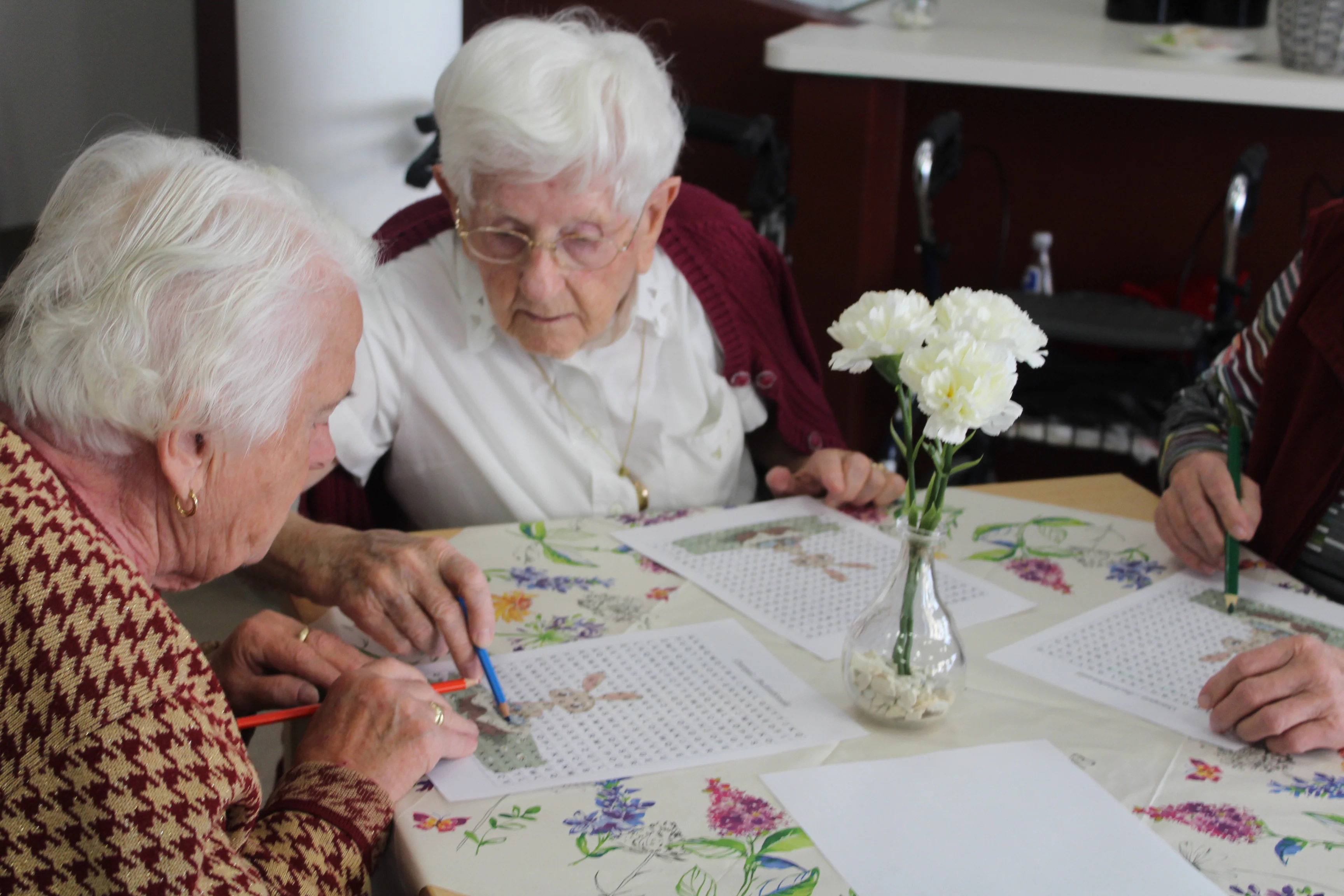 Zwei Seniorinnen beim Basteln für Ostern
