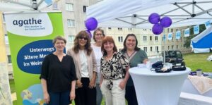 AGATHE - fünf Frauen unter einem Sonnenschirm am Info-Stand