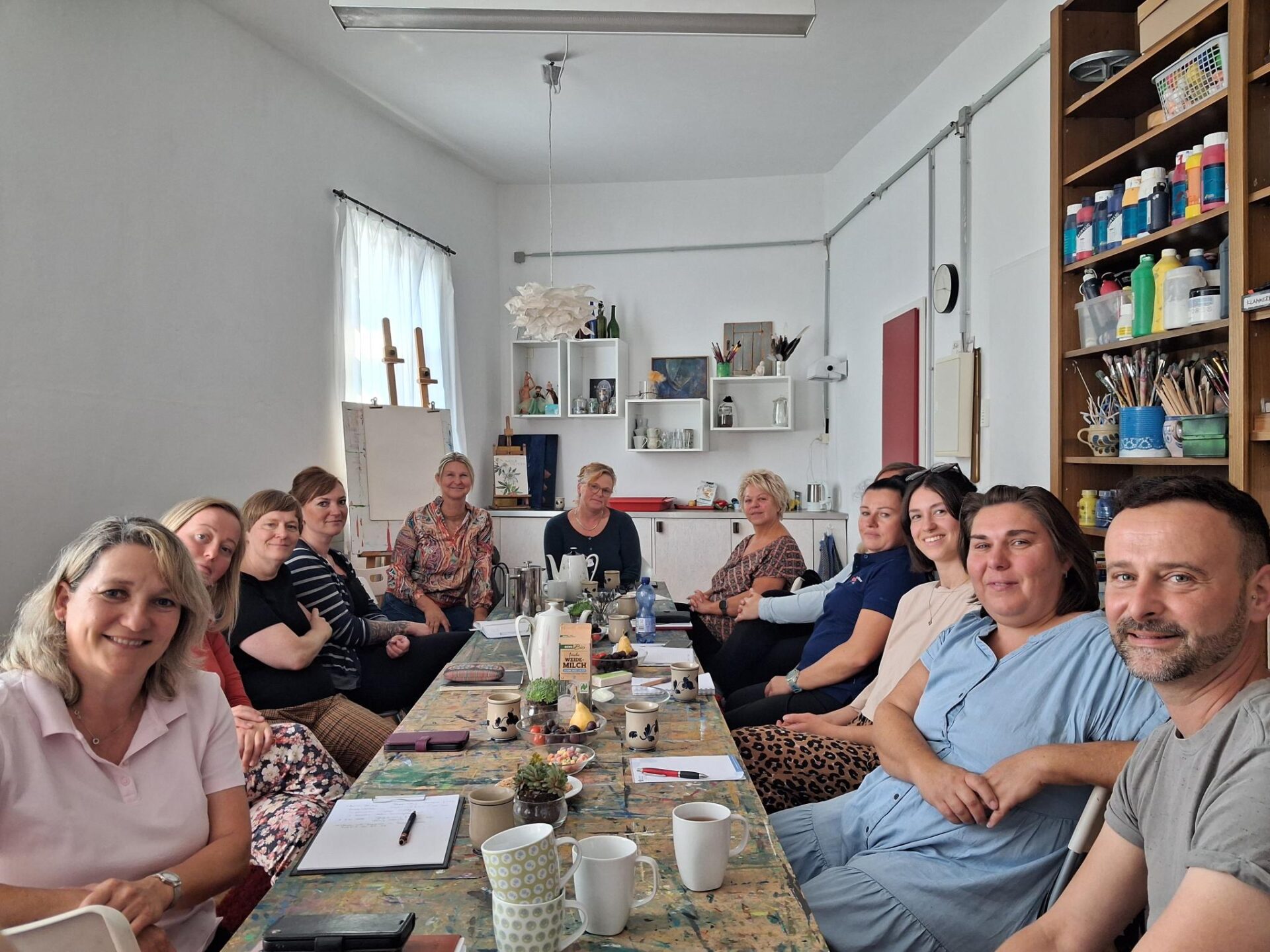 AGATHE-Weimarer Land-Netzwerktreffen, viele Menschen an einem Tisch