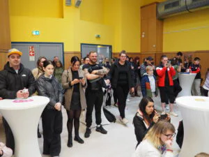 Frühlingsfest im Jugend- und Stadtteilzentrum Saalfeld, viele Menschen beim fröhlichen Austausch