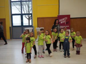 Frühlingsfest im Jugend- und Stadtteilzentrum Saalfeld, Kinder führen ein Programm vor