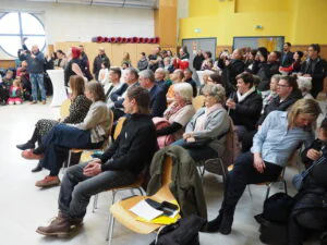 Frühlingsfest im Jugend- und Stadtteilzentrum Saalfeld, viele Menschen beim fröhlichen Austausch