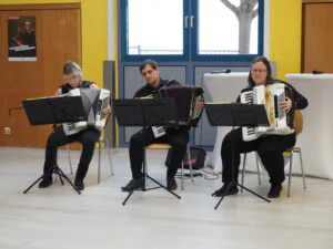 Frühlingsfest im Jugend- und Stadtteilzentrum Saalfeld, drei Menschen spielen Akkordeon