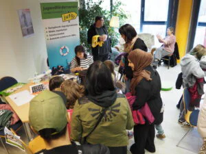 Frühlingsfest im Jugend- und Stadtteilzentrum Saalfeld, viele Menschen beim fröhlichen Austausch