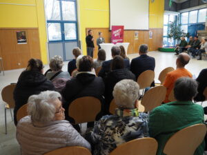Frühlingsfest im Jugend- und Stadtteilzentrum Saalfeld, viele Menschen beim fröhlichen Austausch
