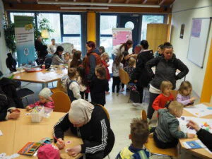 Frühlingsfest im Jugend- und Stadtteilzentrum Saalfeld, viele Menschen beim fröhlichen Austausch