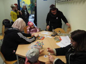 Frühlingsfest im Jugend- und Stadtteilzentrum Saalfeld, viele Menschen beim fröhlichen Austausch