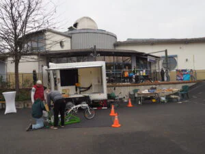 Frühlingsfest im Jugend- und Stadtteilzentrum Saalfeld, viele Menschen beim fröhlichen Austausch