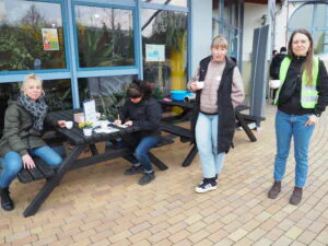 Frühlingsfest im Jugend- und Stadtteilzentrum Saalfeld, viele Menschen beim fröhlichen Austausch