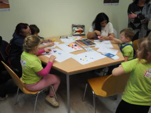 Frühlingsfest im Jugend- und Stadtteilzentrum Saalfeld, viele Kinder am Basteltisch