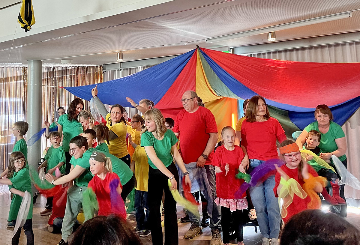 25 Jahre Johannes-Landenberger-Förderzentrum Weimar - Schülerchor singt unter Schwungtuch im Foyer der Schule