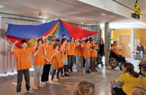 25 Jahre Johannes-Landenberger-Förderzentrum Weimar - Schülerchor singt unter Schwungtuch im Foyer der Schule