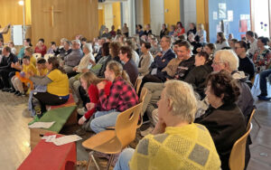 25 Jahre Johannes-Landenberger-Förderzentrum - viele Menschen im Foyer der Schule