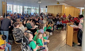 25 Jahre Johannes-Landenberger-Förderzentrum - viele Menschen im Foyer der Schule