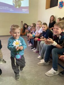 25 Jahre Trägerschaft Kindergarten Leutenberg, kleiner Junge mit Papierblume