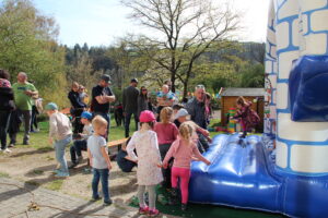 25 Jahre Trägerschaft Kindergarten Leutenberg, viele Kinder und Erwachsene beim Fest