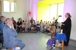 25 Jahre Trägerschaft Kindergarten Leutenberg, viele Kinder und Erwachsene beim Fest 