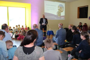 25 Jahre Trägerschaft Kindergarten Leutenberg, viele Kinder und Erwachsene beim Fest 