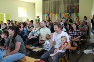 25 Jahre Trägerschaft Kindergarten Leutenberg, viele Kinder und Erwachsene beim Fest 