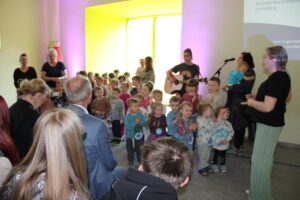 25 Jahre Trägerschaft Kindergarten Leutenberg, viele Kinder und Erwachsene beim Fest 