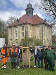 Eisenach: Sieben Menschen an einem neu gepflanzten Baum