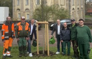 Eisenach: Sieben Menschen stehen an einem frisch gepflanzen Baum