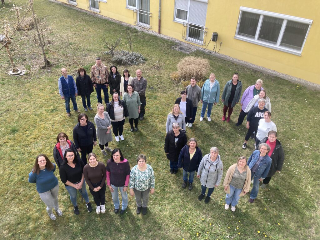 20 Jahre Haus Elisabeth in Ebersdorf, Mitarbeitende haben sich zu der Zahl 20 aufgestellt
