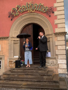 Eisenacher Oberbürgermeister und Heike Apel-Spengler von der Freiwilligenagentur vor dem Eisenacher Rathaus