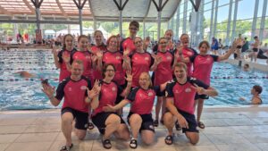 Das Team der Schwimmer und Helfer des Johannes-Landenberger-Fiörderzentrums Weimar, viele Menschen stehen in Schwimmkleidung am Beckenrand.