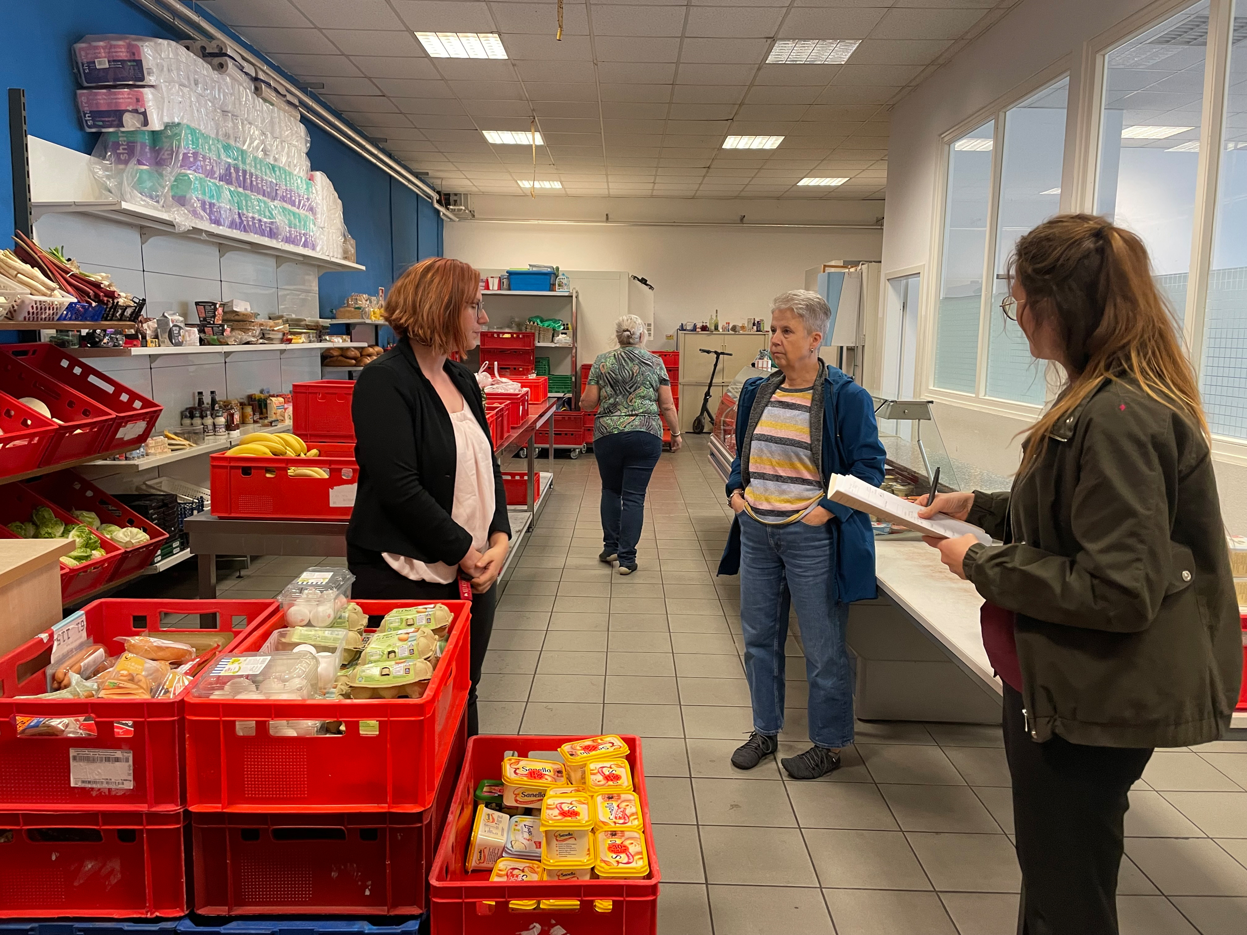 Katrin Matzky, Referatsleiterin im Referat 21 des Thüringer Ministeriums für Soziales, Gesundheit, Arbeit und Familie (TMSGAF) sowie eine Mitarbeiterin ihres Referates zu Besuch in der Tafel Bad Salzungen
