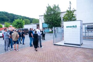 Inbetriebnahme der PV-Anlage auf dem Dach der Eisenacher Werkstätten - viele Menschen bei der Besichtigung 