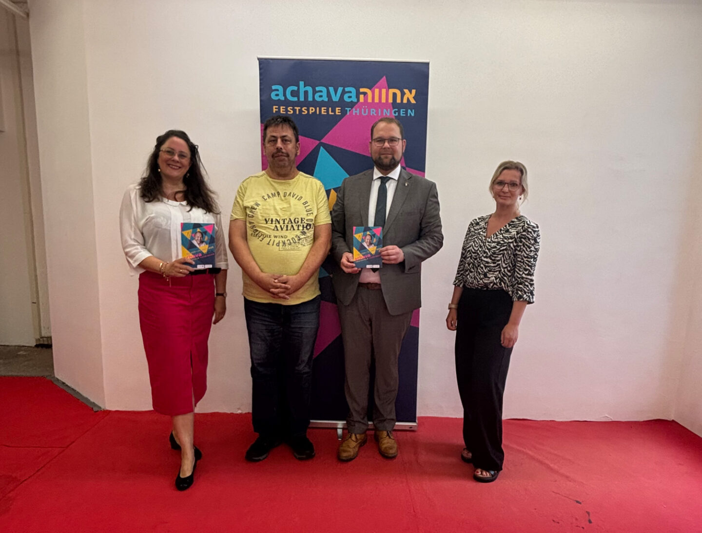 Im Austausch über Inklusion, Kultur und mögliche gemeinsame Projekte: Alexandra Husemeyer (Projektleiterin der Achava Festspiele), Stefan Engel, Oberbürgermeister Christoph Ihling und Lisa Luther (v. l. n. r.).