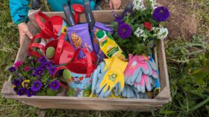 Kleine Holzstiege mit Aufmerksamkeiten zur Spendenübergabe