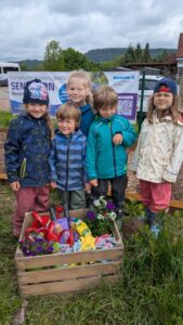 Die Kinder unserer Kita SENFKORN freuen sich über die Spende