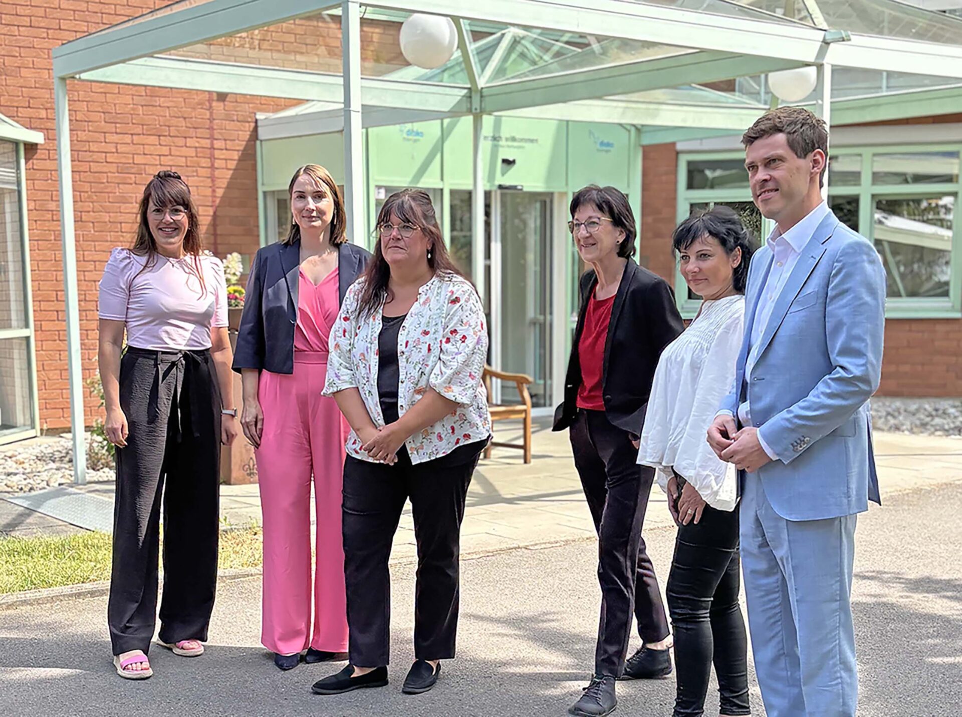 Sommertour der Thüringer Sozialministerin, Besuch im SZ Wartburgblick, sechs Personen stehen am Eingang zur Einrichtung