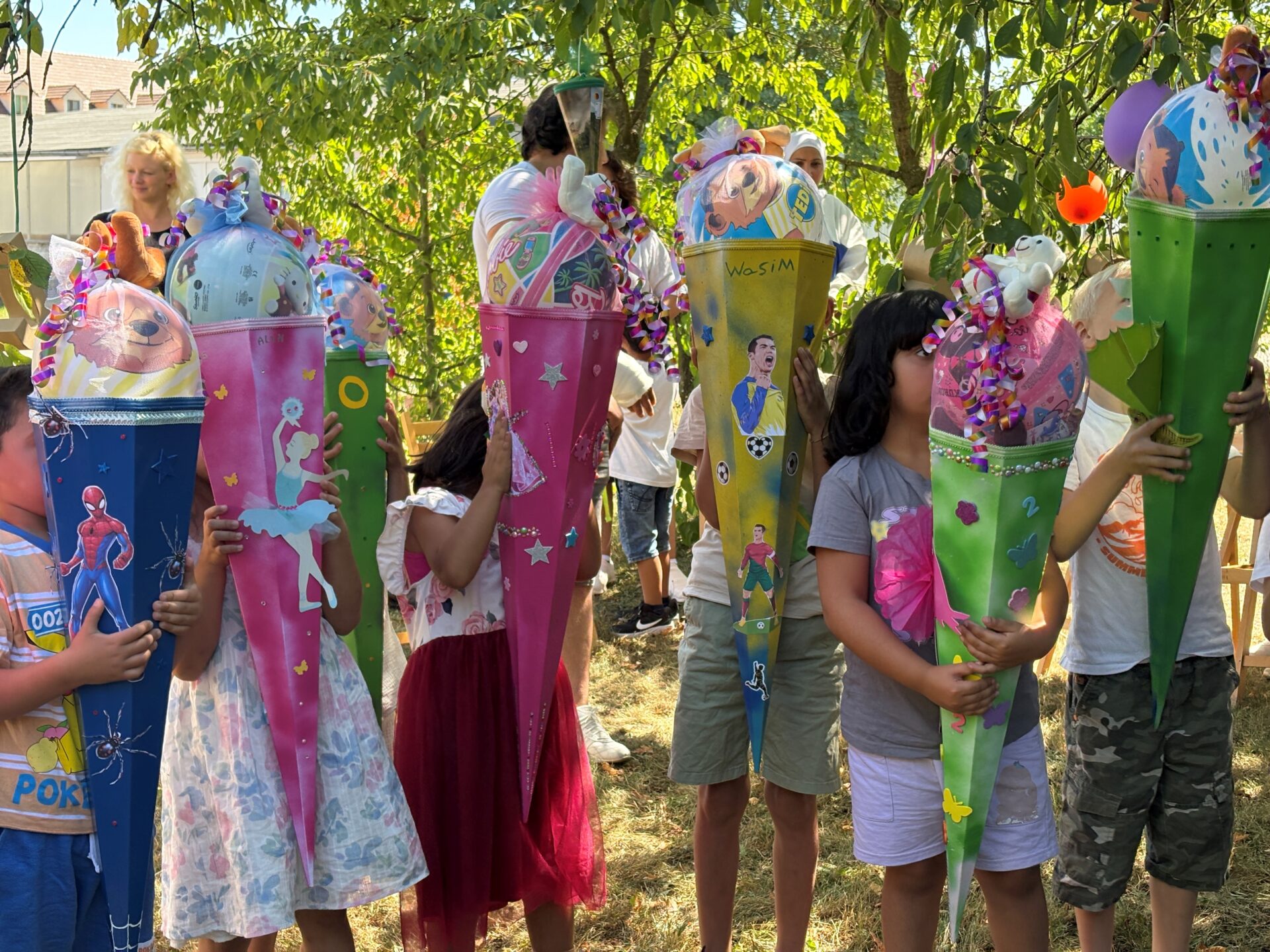 Zuckertütenübergabe, viele bunte Zuckertüten