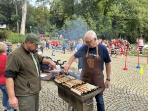 Spendenlauf der Michaelisschule Bad Lobenstein - zwei Männer braten Würste