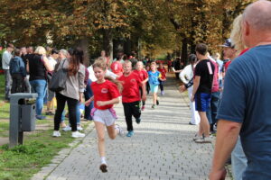 Spendenlauf der Michaelisschule Bad Lobenstein - Schüler laufen im Park