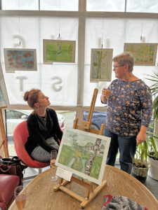 Ausstellung Wasserkunst im Christo Atelier - Bild mit Goldfischen, zwei Personen im Gespräch