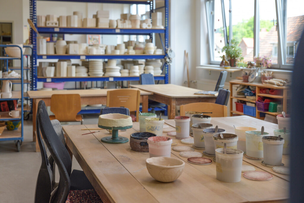Kunstwerkstatt mit Keramik auf dem Arbeitstisch