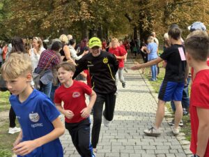 Spendenlauf der Michaelisschule Bad Lobenstein - Schüler laufen im Park, klatschen sich ab
