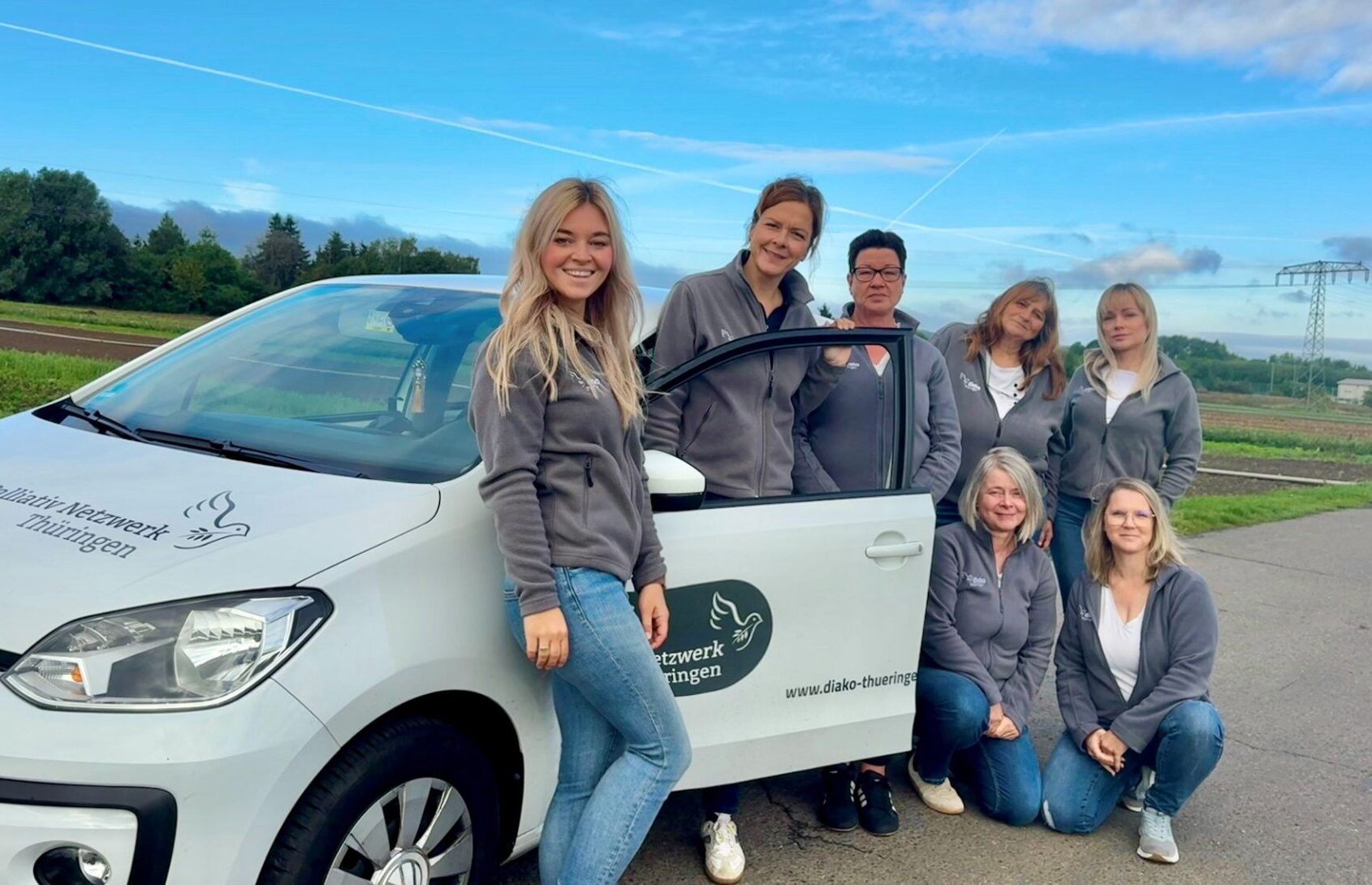 Gruppenfoto des Palliativteam, hinten von links: Sarah Reppenhagen (Teamleitung), Dr. med. Henriette Micke (Leitende Oberärztin), Sandra Busch, Babett Heinz, Tatjana Haag, Knieend von links: Regina Ott, Kathrin Noatnick